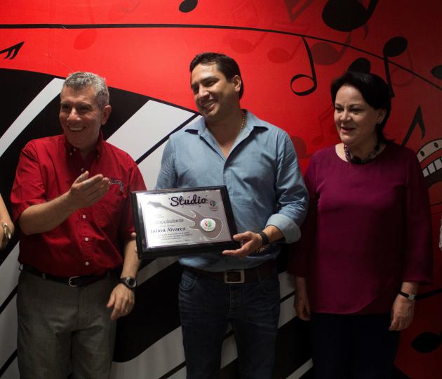 Julión Álvarez visita alumnos de Studio CM y los anima a superarse