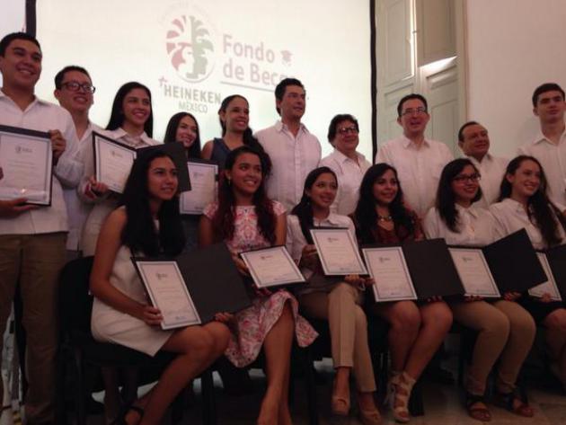 CM beca a 12 jóvenes para estudiar su carrera en el ITESM