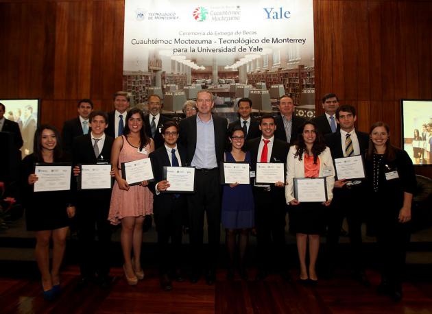 Entrega Cuauhtémoc Moctezuma becas a alumnos destacados para estudiar en la Universidad de Yale